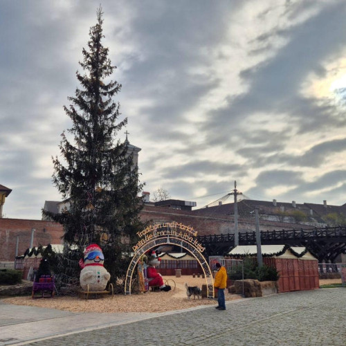 Pregătirile pentru deschiderea parcului și târgului de Crăciun la Alba Iulia se apropie de final