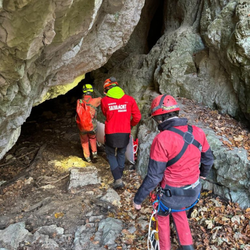 Exercitiu de salvare in Pestera Rasnoavei organizat de Salvamont Salvaspeo Brasov