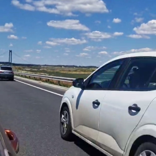 Avertisment al unui șofer despre pericolele de pe podul de la Brăila din cauza asfaltului înghețat