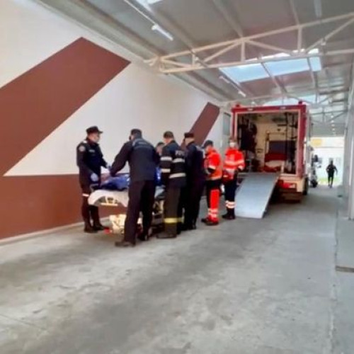 Femeie de 70 de ani, cu probleme respiratorii, transportată de urgență la spital