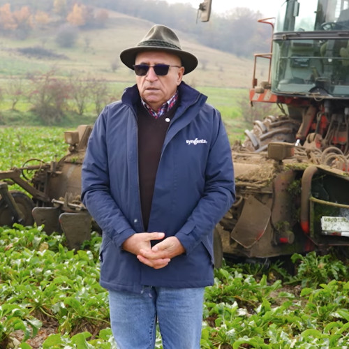 Fermierul Teodor Aflat își transportă sfecla de zahăr la fabrica din Roman după eșecul achiziției de la Ludus