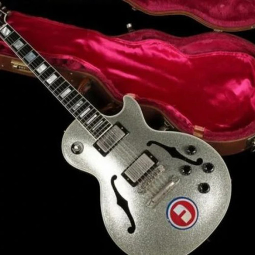 Chitara lui Noel Gallagher, vândută la licitație pentru peste 270.000 de euro