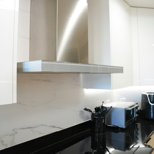 Hotă incorporabilă sau hotă clasică? Cum să alegi cea mai bună opțiune pentru bucătăria ta