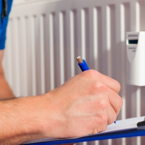 Familiile vulnerabile pot obține un ajutor de până la 750 lei pentru montarea repartitoarelor de căldură