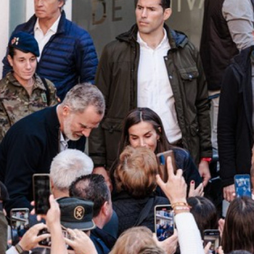 Regele Felipe al VI-lea și Regina Letizia vizitează satele afectate de inundații din Spania