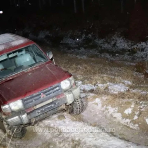 Autoturism abandonat, plin cu țigări, găsit de polițiști în timpul unei urmăriri