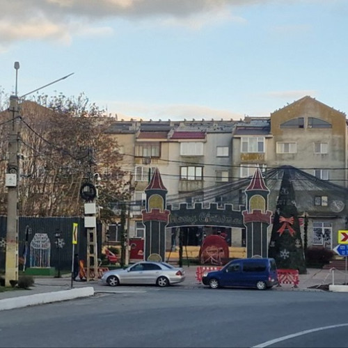 Decoratiuni de sarbatoare instalate în parc, dar utilizarea lor este interzisă