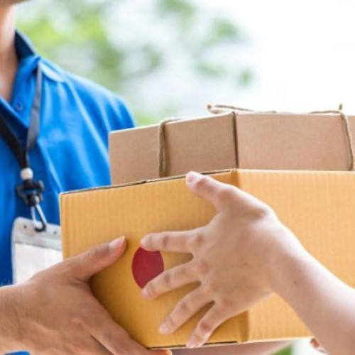 Escrocherie pe Facebook: O femeie din Deva a pierdut 15 euro și un colet