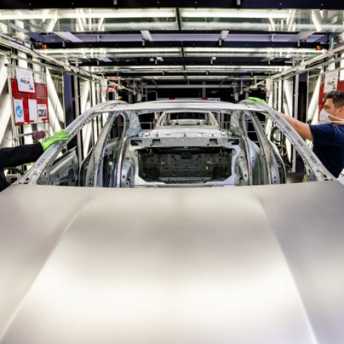 Un student a distrus o mașină de 120.000 de euro la o fabrică Mercedes din Ungaria