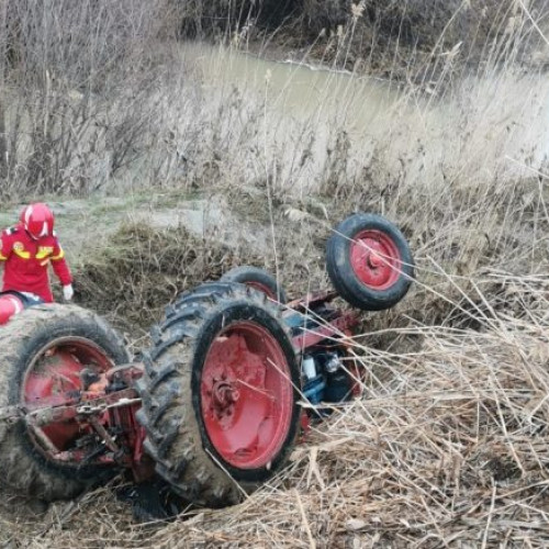 Accident mortal în Dragomirești, un tractor s-a răsturnat