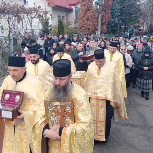 Mii de credincioși la procesiunea cu moaste de la Biserica Vovidenia din Botoșani
