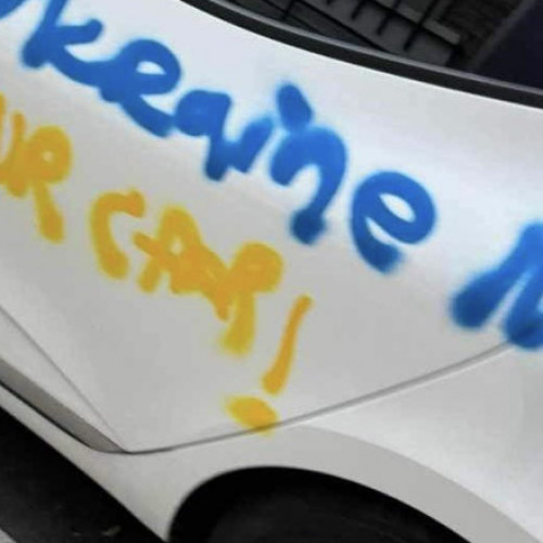 Vandalizări misterioase în Lyon: mesaje pro-Ucraina pe mașini