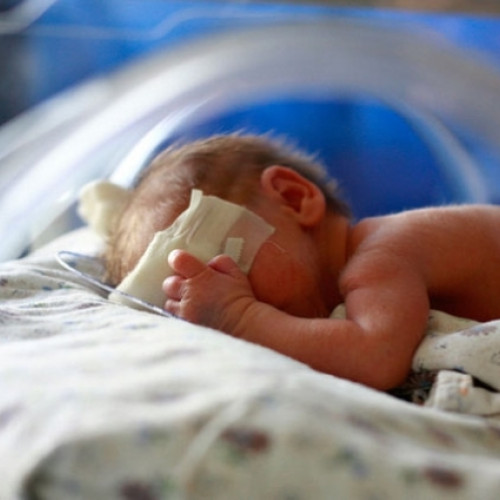 Un bebeluș de trei luni a primit o nouă șansă la viață după o intervenție chirurgicală la Botoșani