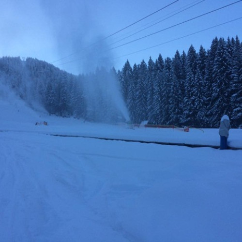 Toate tunurile de zăpadă din masivul Postăvarul funcționează la capacitate maximă