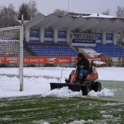 Intervenții pentru pregătirea terenului înainte de meciul FC Botoșani - FCSB