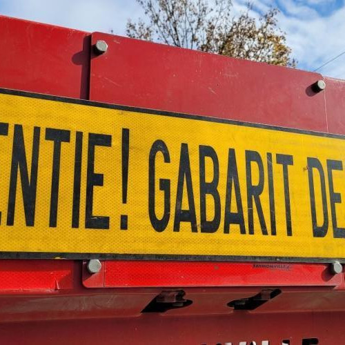 Perturbări în circulația rutieră în Cluj-Napoca din cauza unui transport cu gabarit depășit