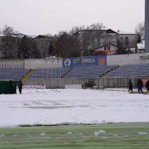 Zeci de angajați ai Primăriei Botoșani curăță zăpada de pe Stadionul Municipal