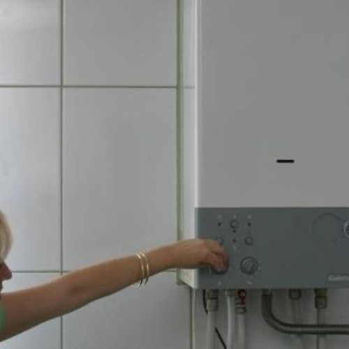 Proprietarii de apartamente cu centrale termice, afectați de noua "taxă pe teavă"