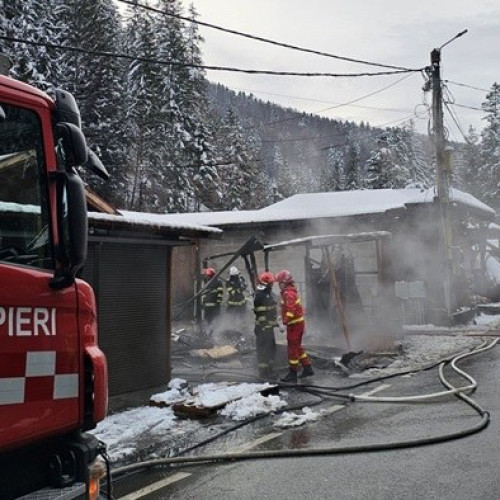 Incendiu puternic la Slanic Moldova, în zona Cascada