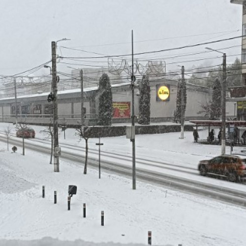 Ninsori abundente în sudul județului, drumuri blocate și accidente rutiere