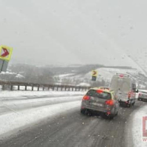 Zeci de șoferi blocați la intrările în Botoșani din cauza poleiului