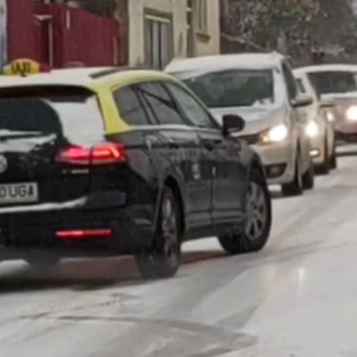 Circulație greoaie în Botoșani din cauza poleiului și a anvelopelor uzate