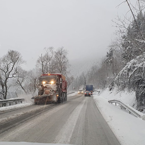 Alertă de vreme severă: risc de răsturnare a camioanelor pe drumurile din Sibiu
