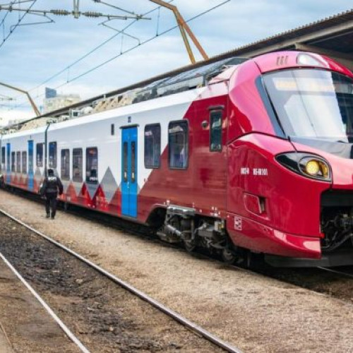 Trenul IR16001 "Săgeata roșie 1" a pornit din București spre Brașov după o scurtă întârziere