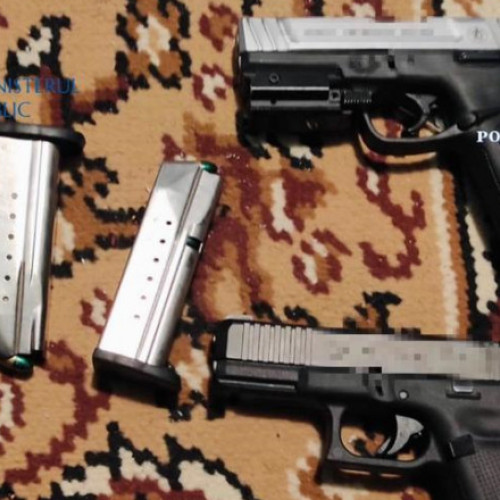 Descoperire şocantă în Gaesti: Poliția a găsit arme letale și munitie într-o percheziție