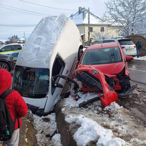 Accident cu doi răniți în zona școlii din Voitinel din cauza unei șoferițe neatente