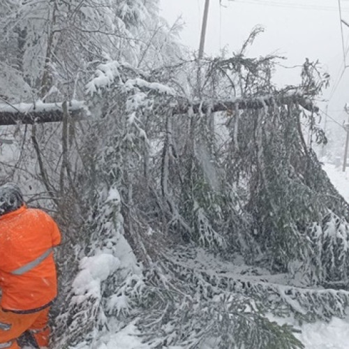 Traficul feroviar afectat de vremea severă în județele Brașov și Iași