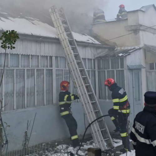 Incendiu devastator în Dorohoi: două femei au rămas fără locuințe