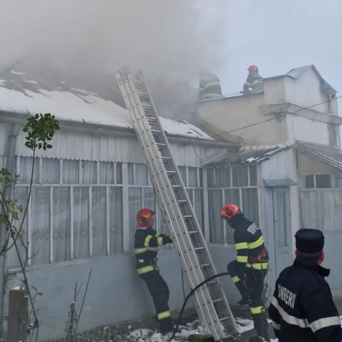 Incendiu devastator în Dorohoi: două femei rămân fără locuință