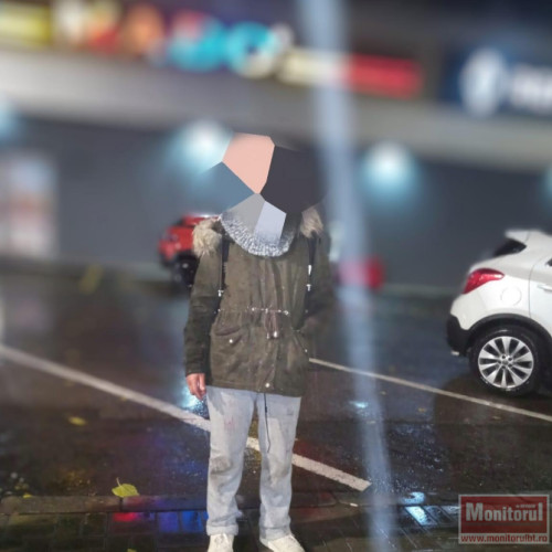 O persoană fără adăpost dirijează traficul în Botoșani