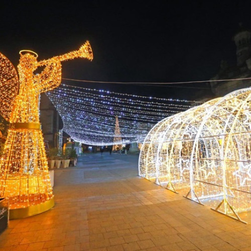 Luminile sărbătorilor din Piața Ovidiu, prezentate de primarul Vergil Chitac