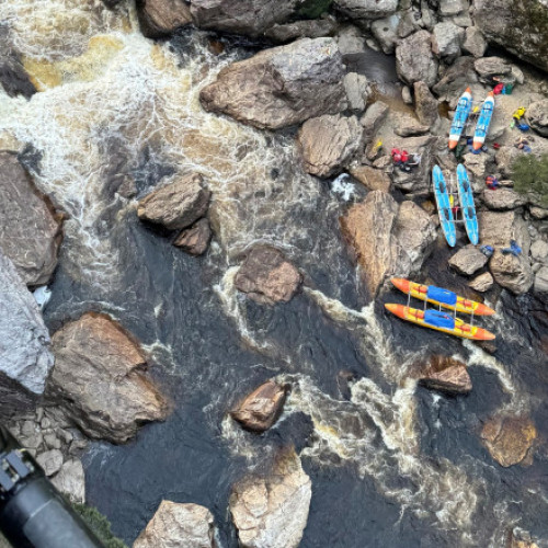 Salvatorii au amputat piciorul unui caiacist blocat într-o crevasă în Tasmania