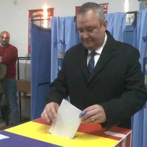 Nicolae Ciucă își exercită dreptul de vot în comuna Balotești
