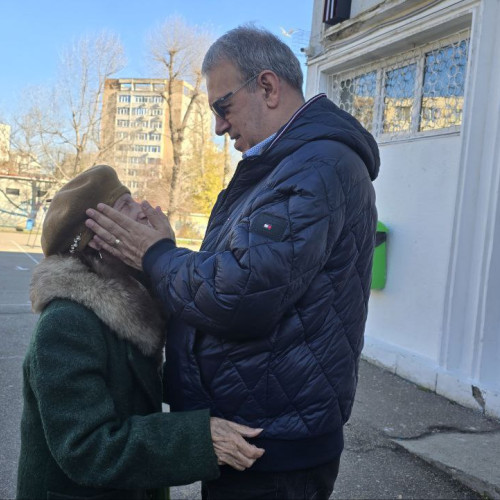 Moment emoționant în fața secției de votare: întâlnirea edilului cu mama sa