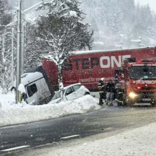 Accident de circulație la Vatra Dornei: TIR intră în coliziune cu un autoturism