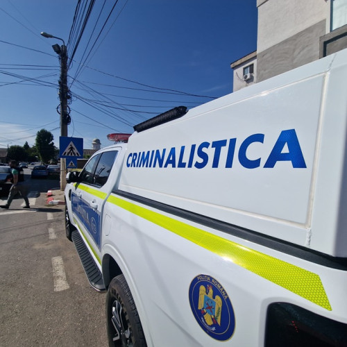 Fetă de 35 de ani, găsită moartă în apartament, suspect reținut de poliție