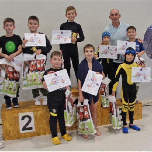 Primăria și Consiliul Local Ștei au organizat un concurs de înot pentru copii