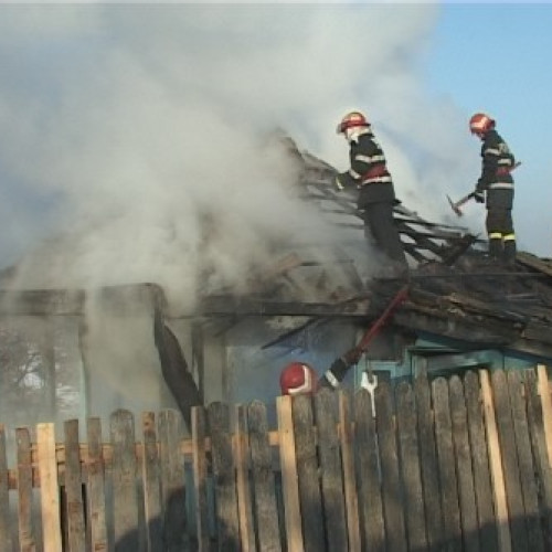 Incendiu la o casă din Petricani: pompierii au intervenit rapid