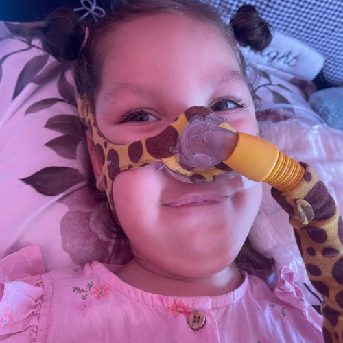 O mamă disperată din Botoșani cere ajutor pentru tratamentul fiicei sale