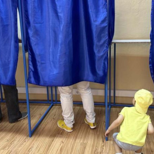 Un tată din Cluj folosește copiii pentru a evita cozile de la votare, stârnind reacții negative online