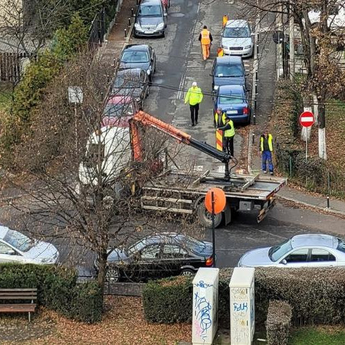 Autoritățile clujene continuă acțiunile de ridicare a mașinilor parcate ilegal