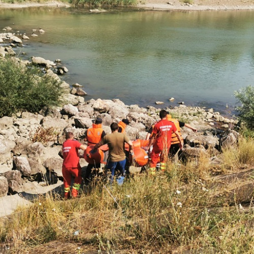 Bărbat găsit mort în albia unui pârâu, după o cădere de pe un dig