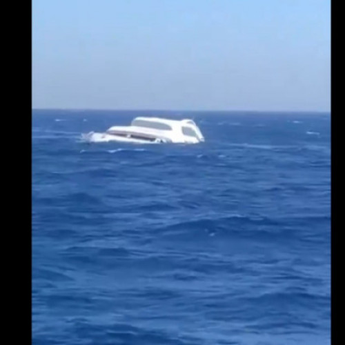 O ambarcațiune turistică s-a scufundat în Marea Roșie, 28 de persoane salvate
