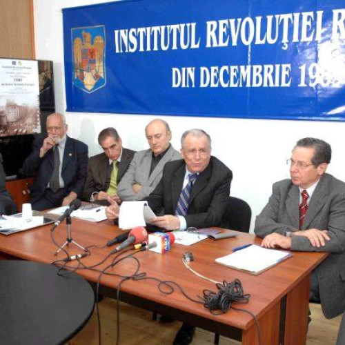 Ion Iliescu și mii de falsi revoluționari își păstrează privilegiile