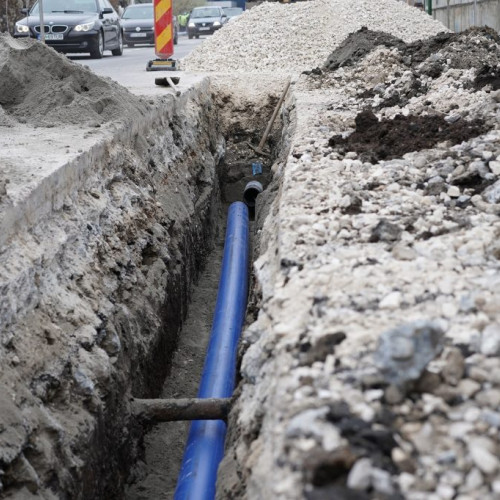 Lucrările de reabilitare a rețelei de apă continuă pe strada Panselelor