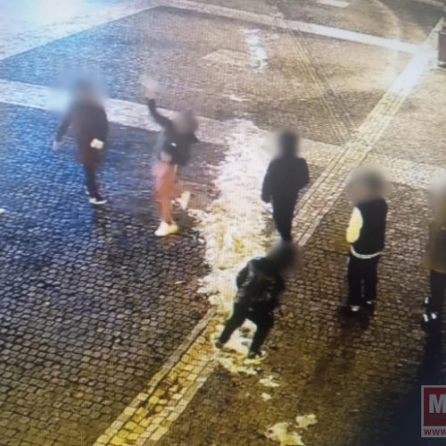 Copii din Centrul Vechi atacă o cameră de supraveghere, iar poliția intervine